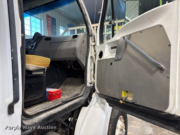 image for item EA2186 1998 Ford L8501 dump truck