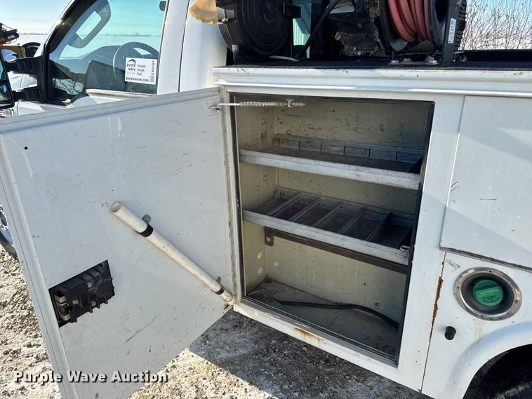 image for item EA2187 2009 Ford F250 Super Duty XL utility bed pickup truck