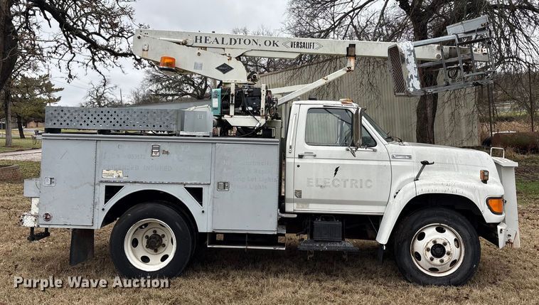 image for item EA7789 1995 Ford F700 bucket truck