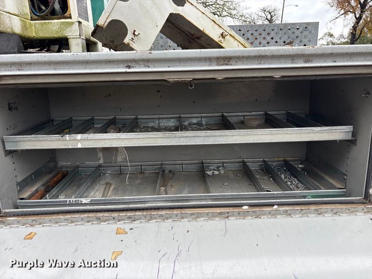 image for item EA7789 1995 Ford F700 bucket truck