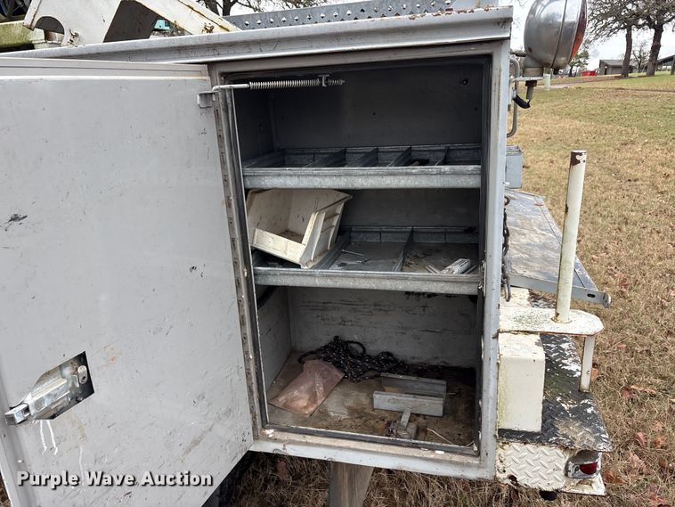 image for item EA7789 1995 Ford F700 bucket truck