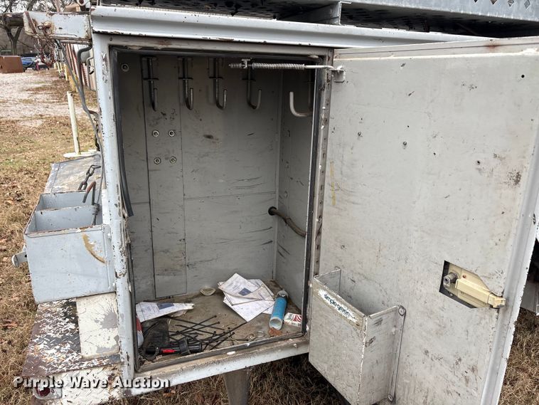 image for item EA7789 1995 Ford F700 bucket truck