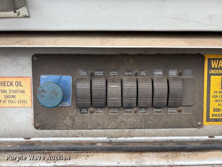 image for item EA7789 1995 Ford F700 bucket truck