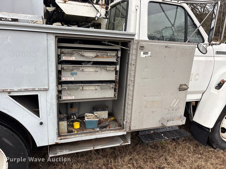 image for item EA7789 1995 Ford F700 bucket truck