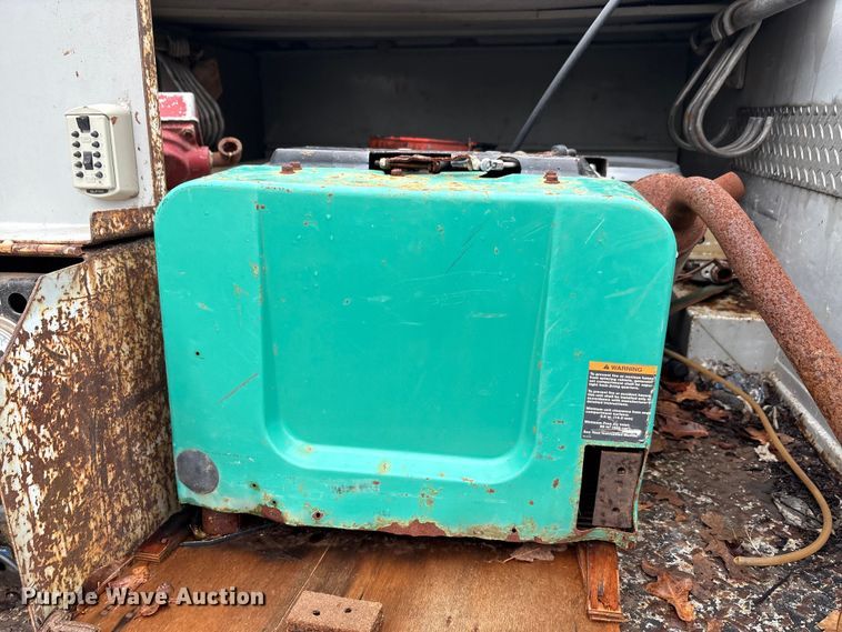 image for item EA7789 1995 Ford F700 bucket truck