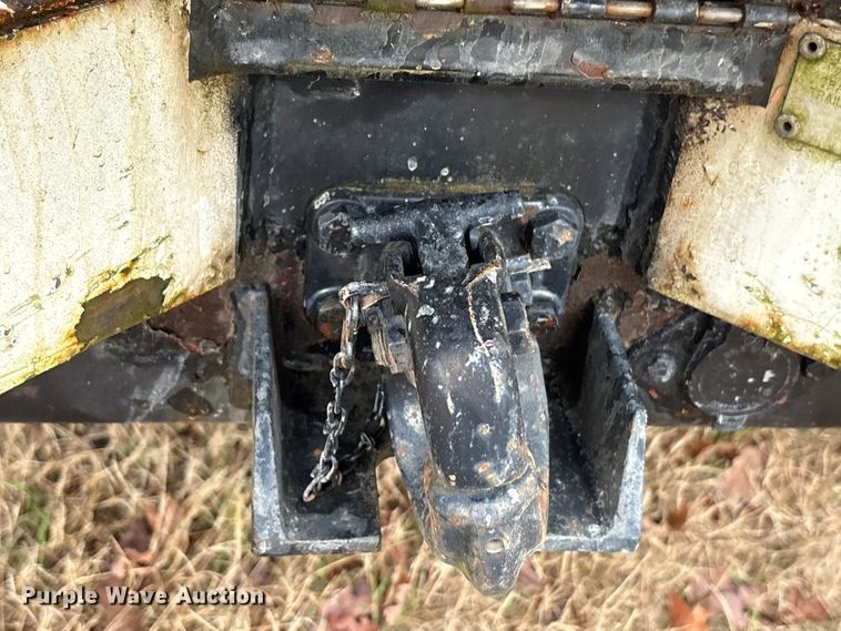 image for item EA7789 1995 Ford F700 bucket truck