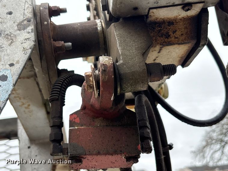 image for item EA7789 1995 Ford F700 bucket truck