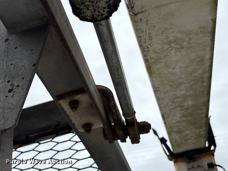 image for item EA7789 1995 Ford F700 bucket truck