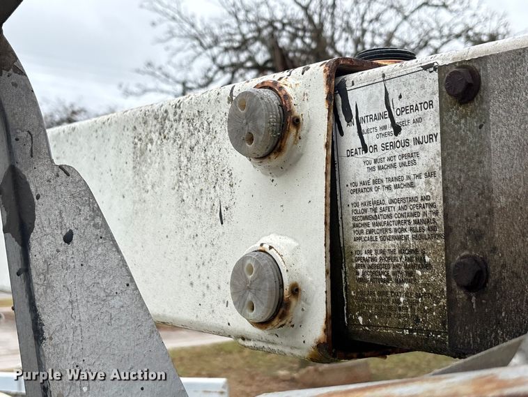 image for item EA7789 1995 Ford F700 bucket truck