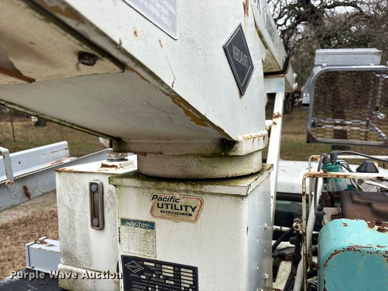 image for item EA7789 1995 Ford F700 bucket truck