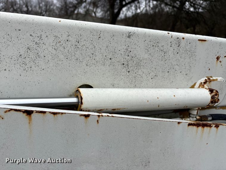 image for item EA7789 1995 Ford F700 bucket truck