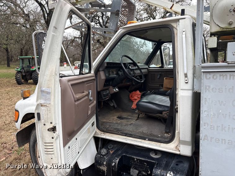 image for item EA7789 1995 Ford F700 bucket truck