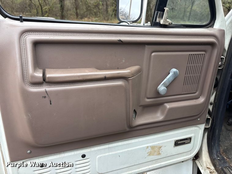 image for item EA7789 1995 Ford F700 bucket truck