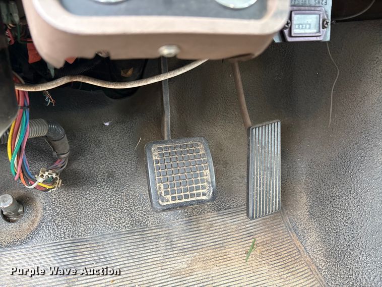 image for item EA7789 1995 Ford F700 bucket truck