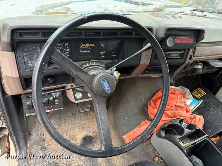 image for item EA7789 1995 Ford F700 bucket truck