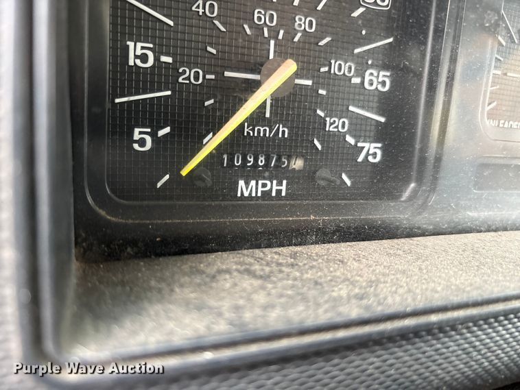 image for item EA7789 1995 Ford F700 bucket truck