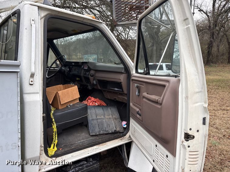 image for item EA7789 1995 Ford F700 bucket truck