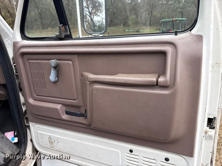 image for item EA7789 1995 Ford F700 bucket truck