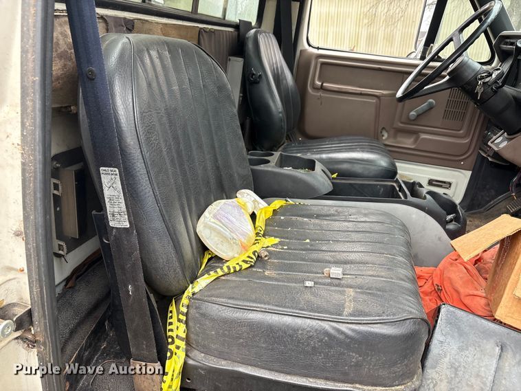 image for item EA7789 1995 Ford F700 bucket truck