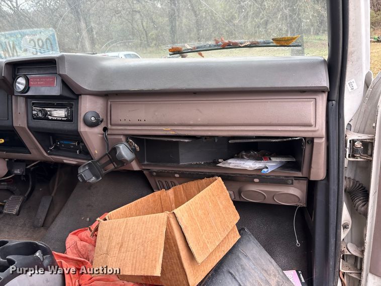 image for item EA7789 1995 Ford F700 bucket truck