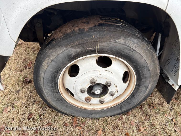 image for item EA7789 1995 Ford F700 bucket truck