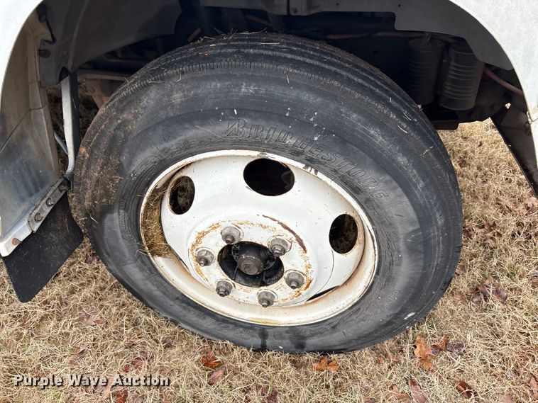 image for item EA7789 1995 Ford F700 bucket truck