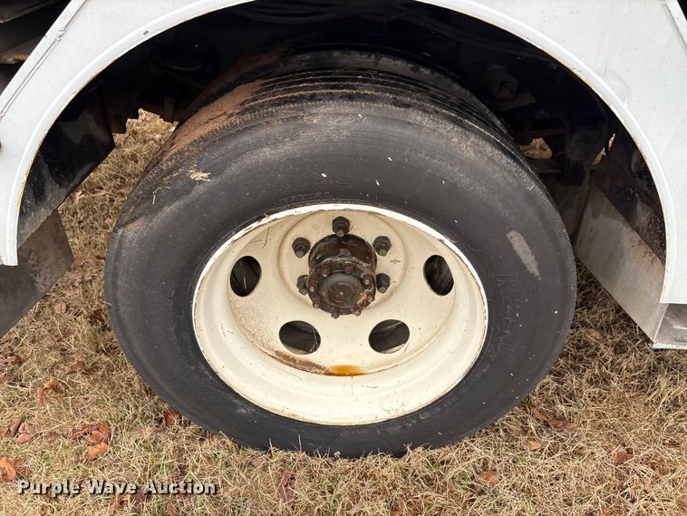 image for item EA7789 1995 Ford F700 bucket truck