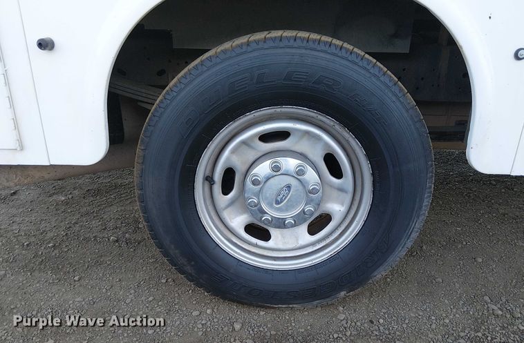 image for item EC1290 2015 Ford   F250 Super Duty utility bed pickup truck