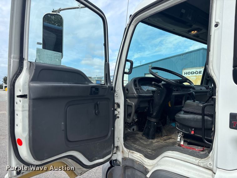 image for item EC3868 2008 GMC T6500 box truck