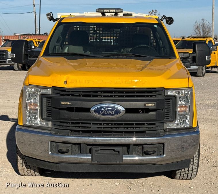 image for item EE3433 2018 Ford F350 Super Duty utility bed pickup truck