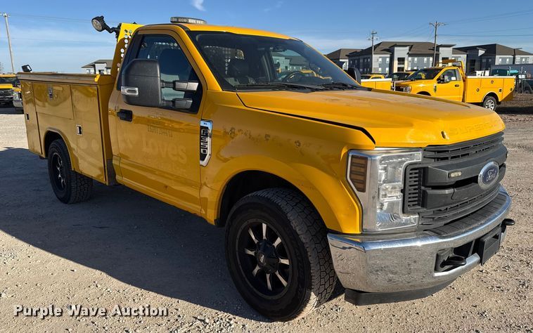 image for item EE3433 2018 Ford F350 Super Duty utility bed pickup truck