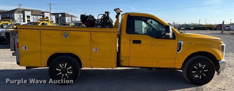 image for item EE3433 2018 Ford F350 Super Duty utility bed pickup truck