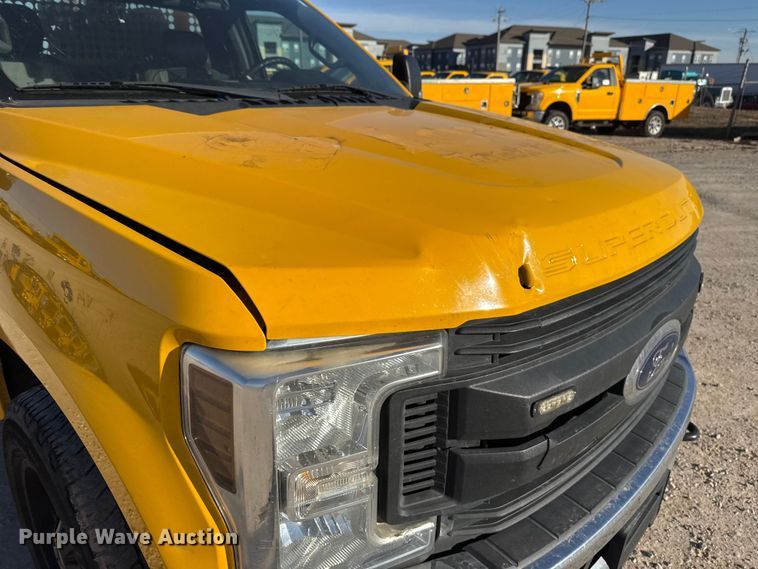 image for item EE3433 2018 Ford F350 Super Duty utility bed pickup truck