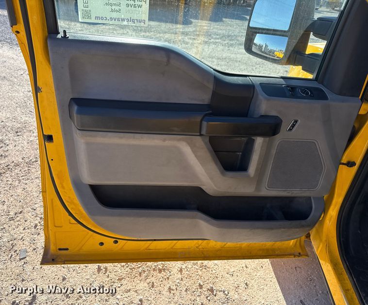 image for item EE3433 2018 Ford F350 Super Duty utility bed pickup truck