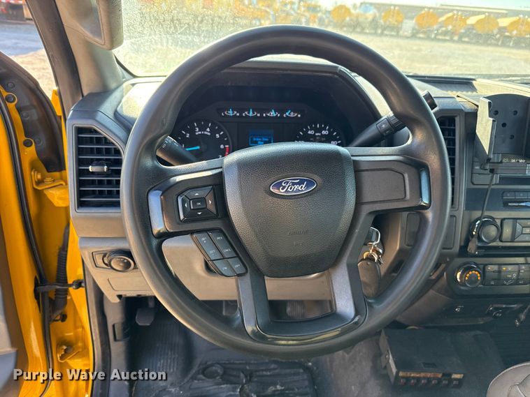 image for item EE3433 2018 Ford F350 Super Duty utility bed pickup truck