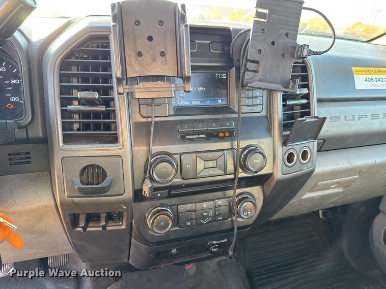 image for item EE3433 2018 Ford F350 Super Duty utility bed pickup truck