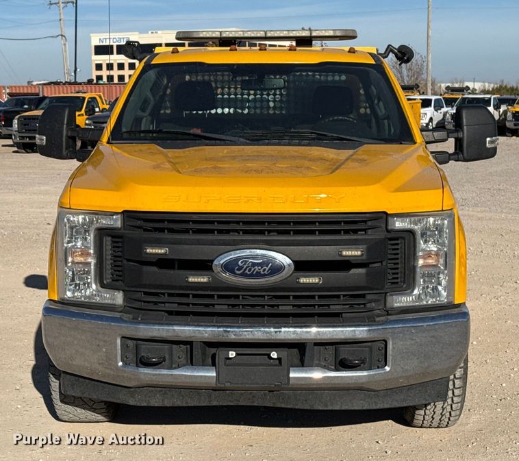 image for item EE3434 2019 Ford F350 Super Duty utility bed pickup truck