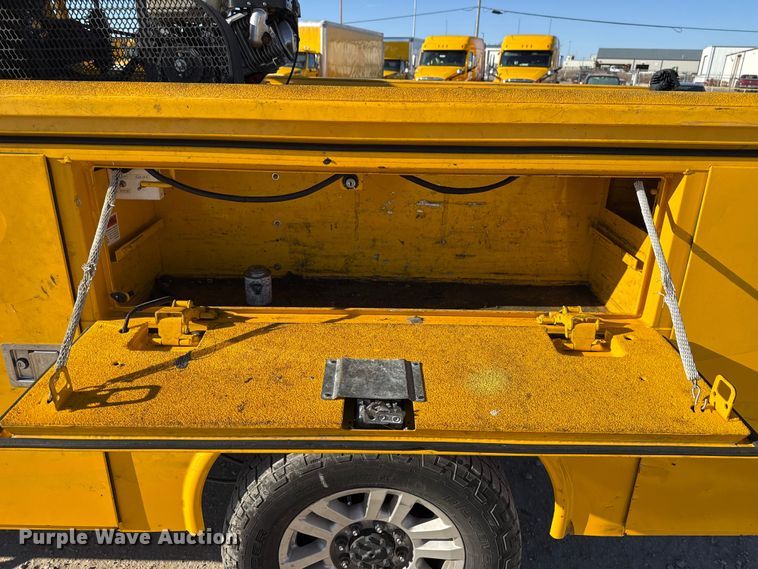 image for item EE3434 2019 Ford F350 Super Duty utility bed pickup truck