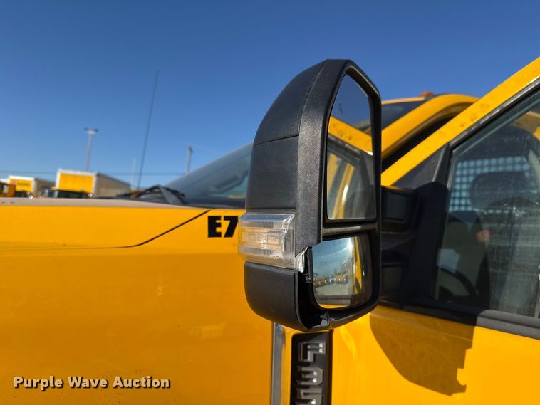 image for item EE3434 2019 Ford F350 Super Duty utility bed pickup truck