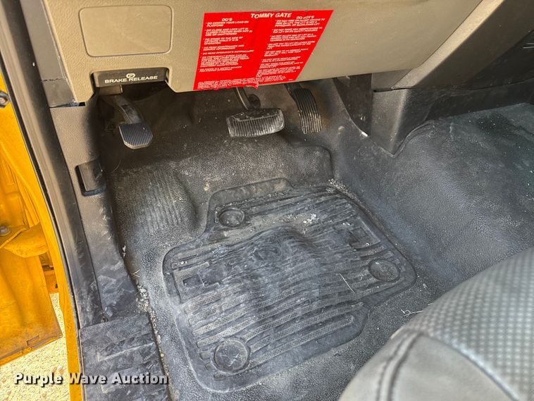 image for item EE3434 2019 Ford F350 Super Duty utility bed pickup truck