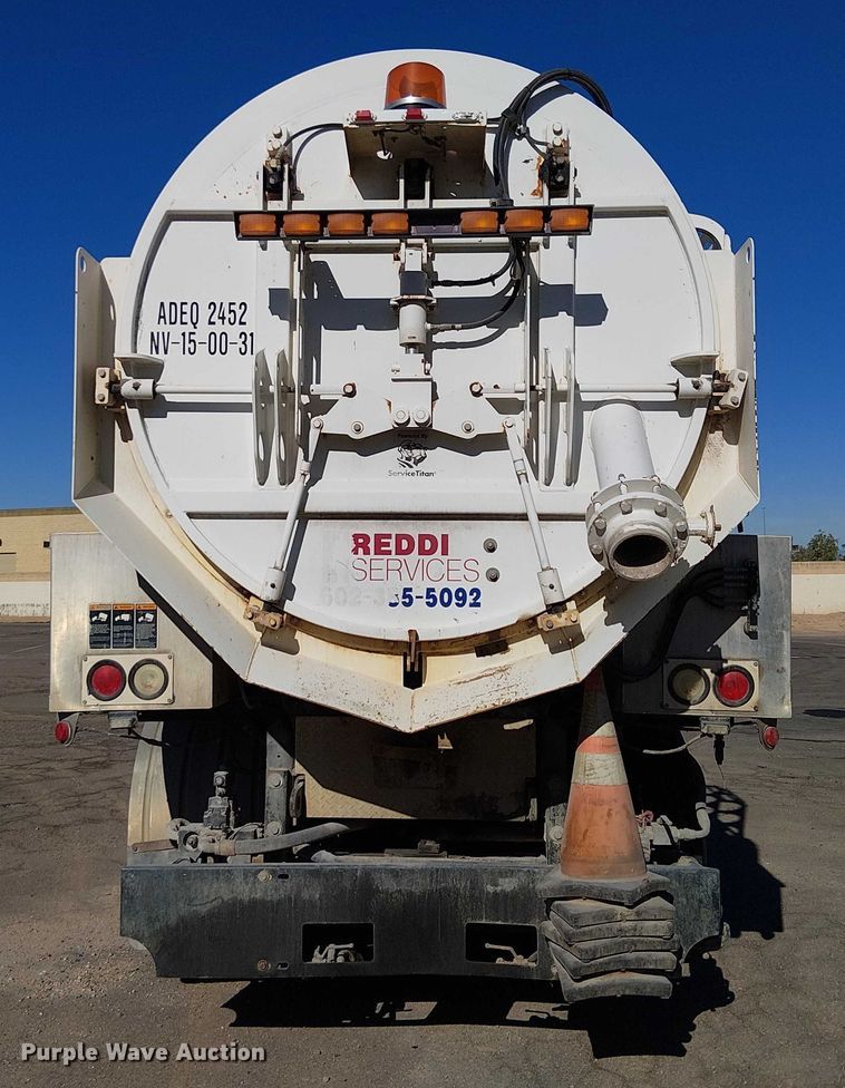 image for item EE5060 2005 Sterling L7500 sewer jetter truck