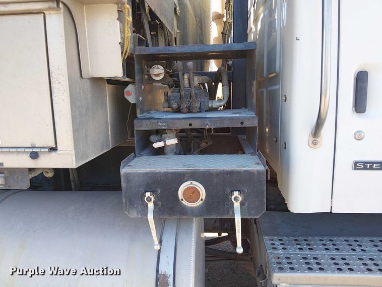 image for item EE5060 2005 Sterling L7500 sewer jetter truck