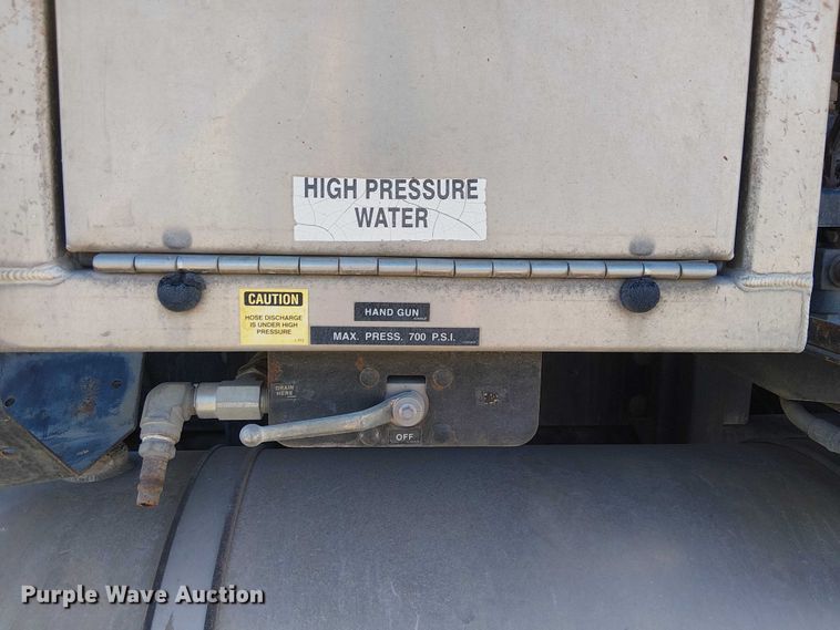 image for item EE5060 2005 Sterling L7500 sewer jetter truck