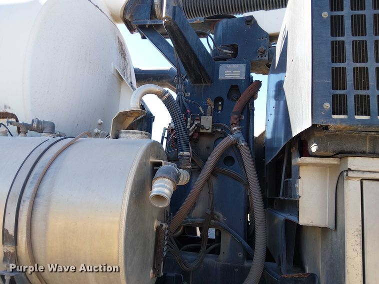 image for item EE5060 2005 Sterling L7500 sewer jetter truck