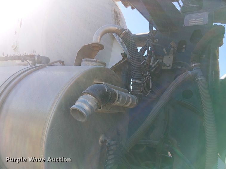 image for item EE5060 2005 Sterling L7500 sewer jetter truck