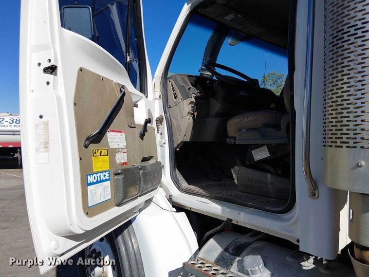 image for item EE5060 2005 Sterling L7500 sewer jetter truck