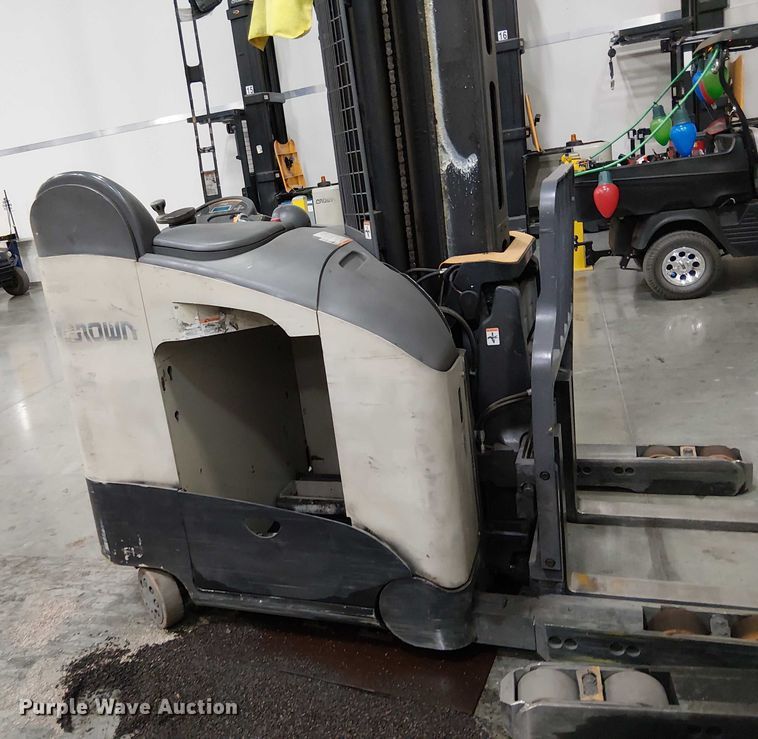image for item EE5064 2017 Crown RM6095S-45 reach truck