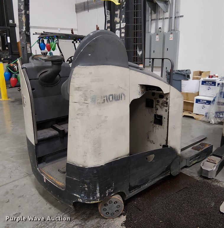 image for item EE5064 2017 Crown RM6095S-45 reach truck