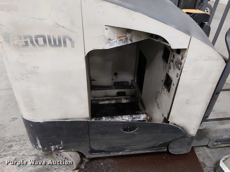 image for item EE5064 2017 Crown RM6095S-45 reach truck