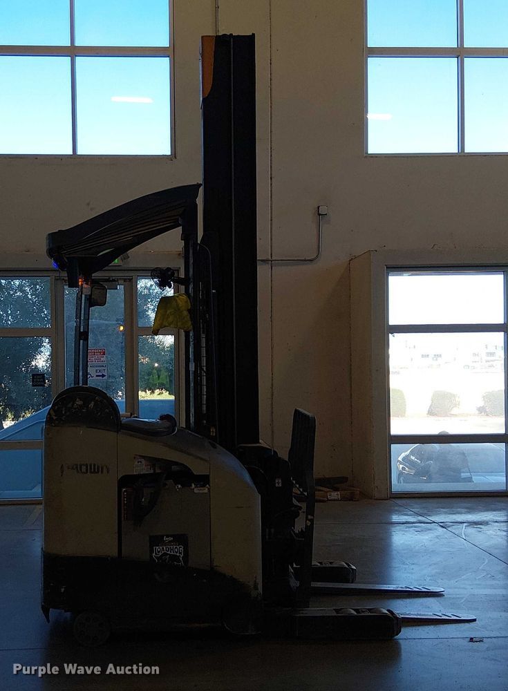 image for item EE5065 2017 Crown RM6095S-45 order picker